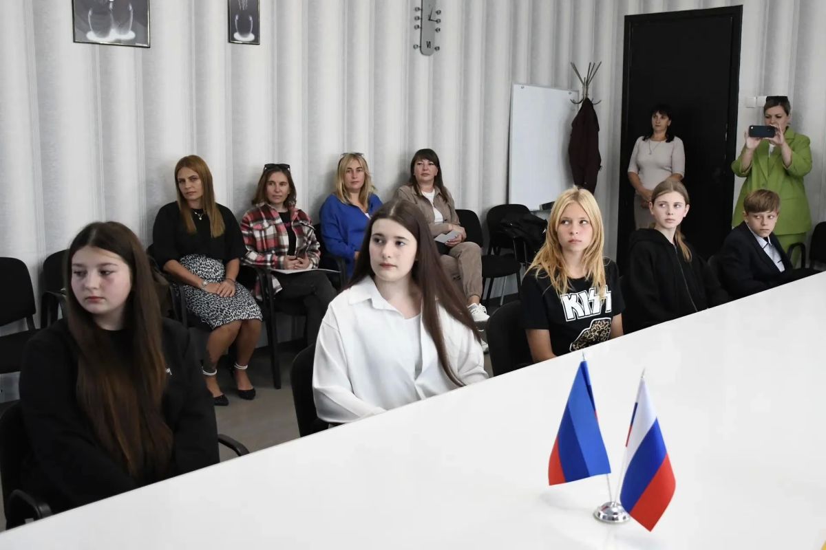 В преддверии важной даты — годовщины воссоединения новых регионов с Россией — в администрации городского округа состоялось событие, которое запомнится ребятам на всю жизнь В преддверии важной даты — годовщины воссоединения новых регионов с Россией — в администрации городского округа состоялось событие, которое запомнится ребятам на всю жизнь