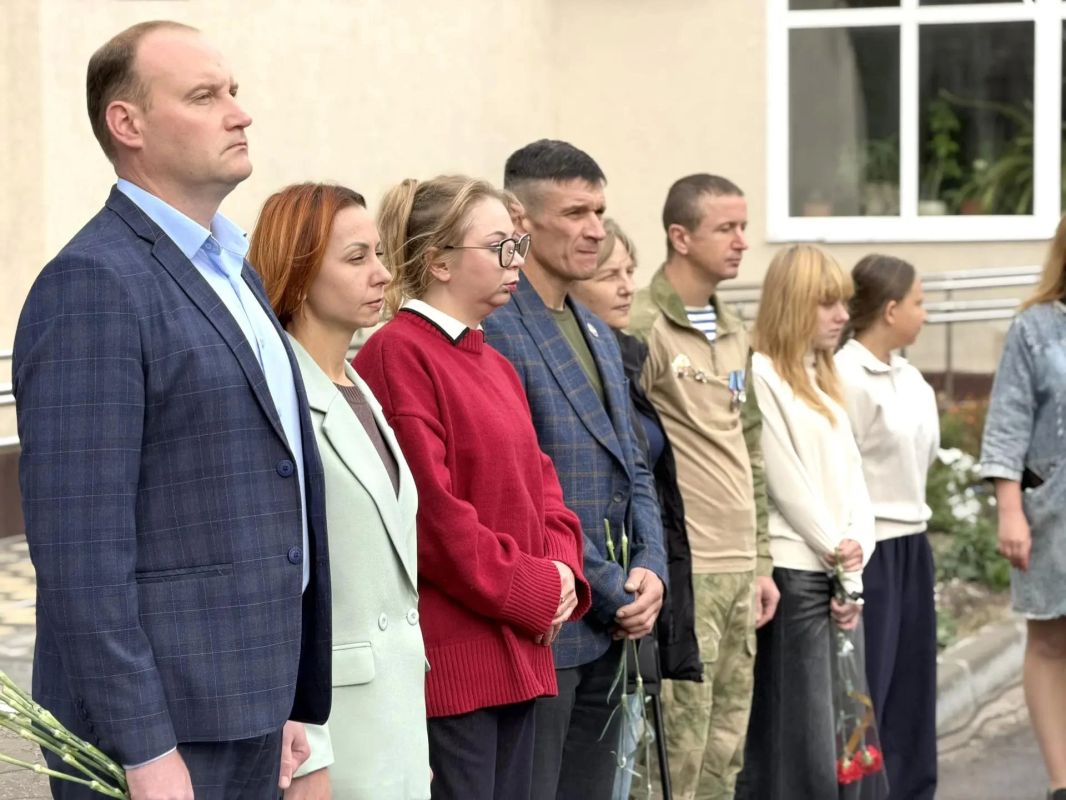 Сегодня, в День воссоединения новых регионов с Россией, на площади имени Ленина в Первомайске состоялась торжественная церемония открытия памятного стенда Сегодня, в День воссоединения новых регионов с Россией, на площади имени Ленина в Первомайске состоялась торжественная церемония открытия памятного стенда