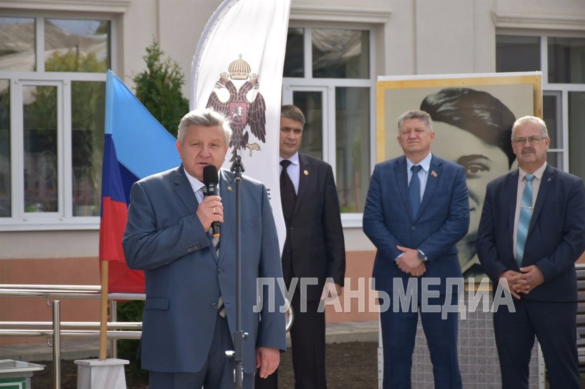 В Антраците состоялось торжественное открытие мемориальной доски Олегу Кошевому В Антраците состоялось торжественное открытие мемориальной доски Олегу Кошевому
