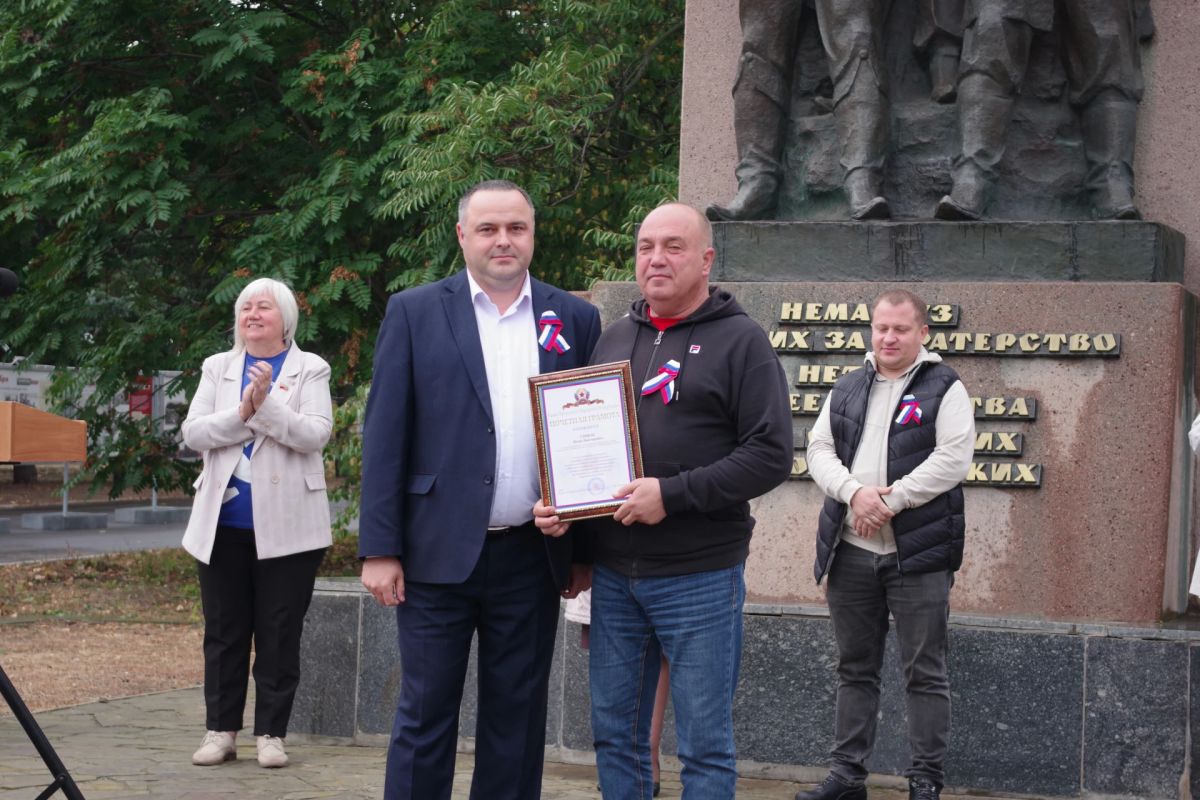В Славяносербске прошел митинг в честь четвертой годовщины воссоединения с Россией В Славяносербске прошел митинг в честь четвертой годовщины воссоединения с Россией