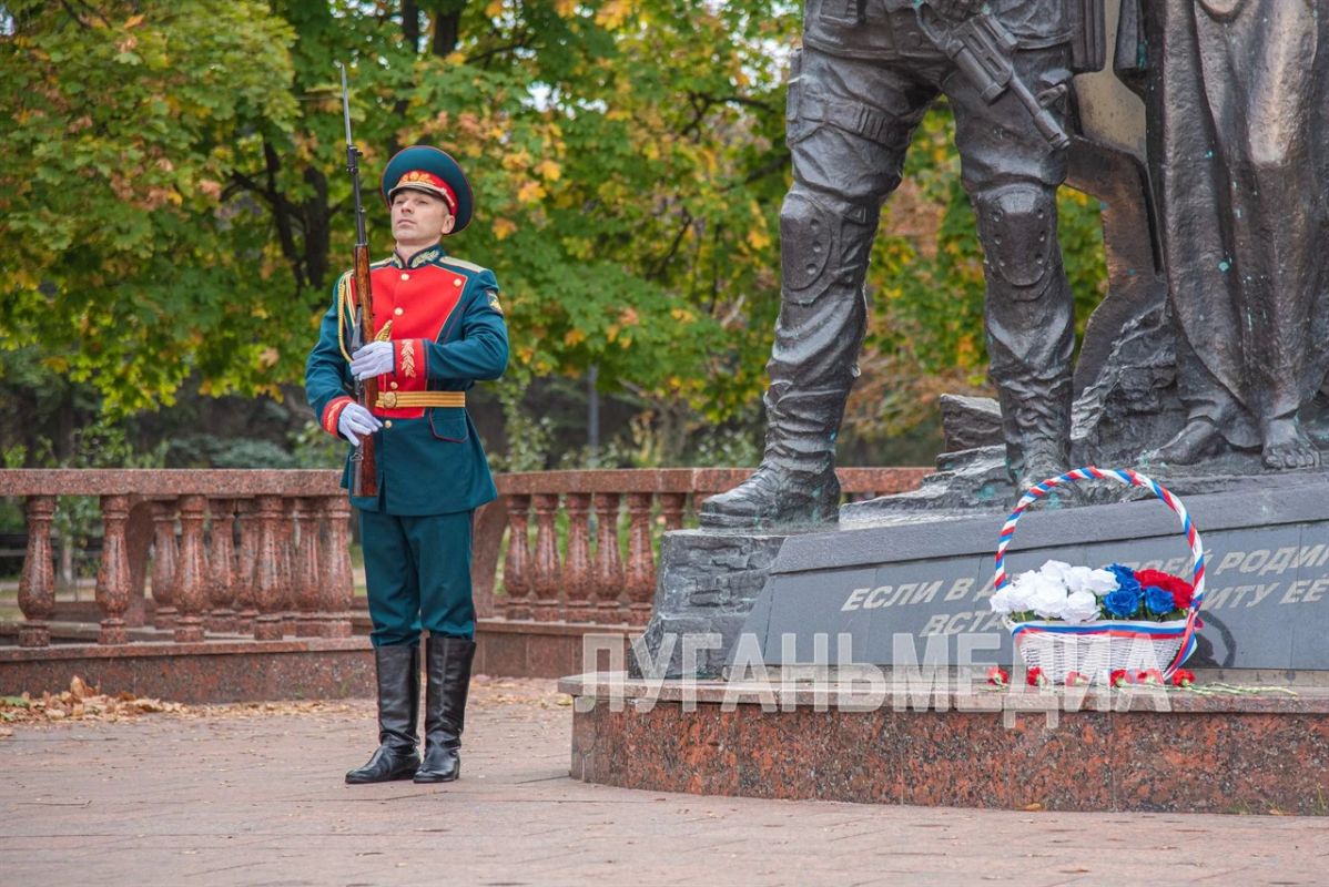 В Луганске прошла церемония возложения цветов к памятнику «Они отстояли Родину» В Луганске прошла церемония возложения цветов к памятнику «Они отстояли Родину»