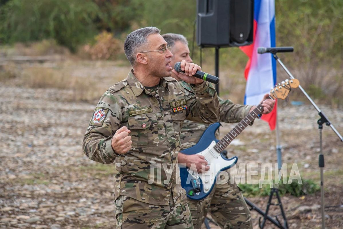 В Луганске прошло праздничное мероприятие «С Россией навсегда!» В Луганске прошло праздничное мероприятие «С Россией навсегда!»