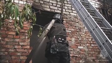 В центре Луганска горела крыша заброшенного здания