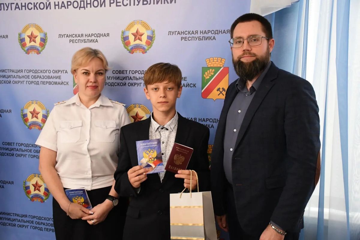 В преддверии важной даты — годовщины воссоединения новых регионов с Россией — в администрации городского округа состоялось событие, которое запомнится ребятам на всю жизнь В преддверии важной даты — годовщины воссоединения новых регионов с Россией — в администрации городского округа состоялось событие, которое запомнится ребятам на всю жизнь