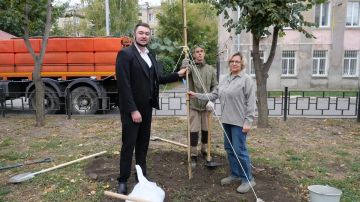Сегодня в честь праздника воссоединения с Российской Федерацией в Луганске высажены деревья на улице Даля