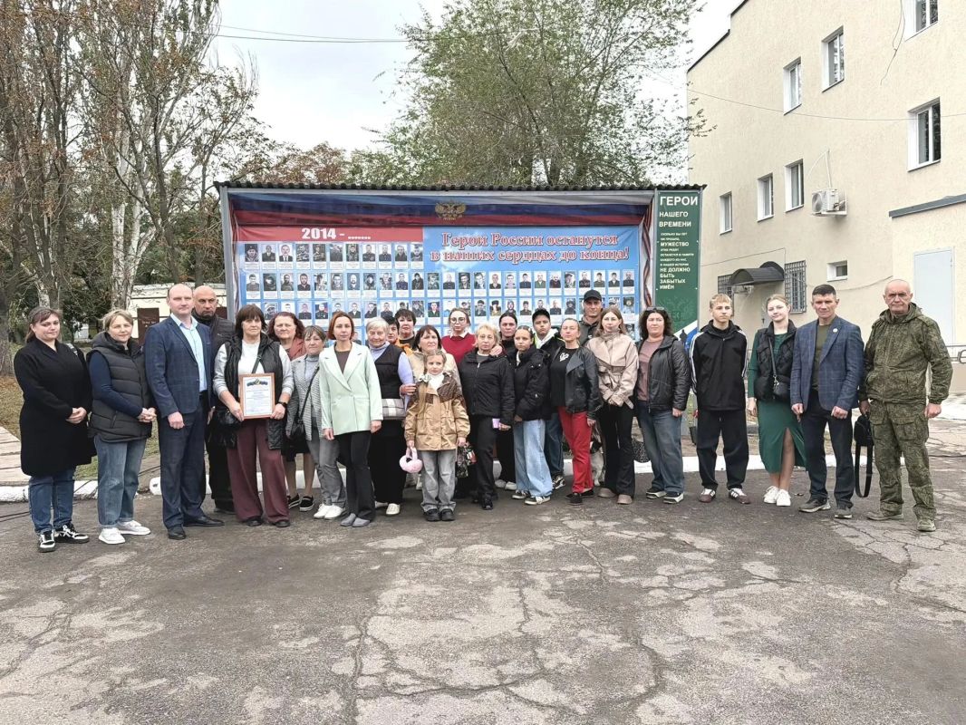 Сегодня, в День воссоединения новых регионов с Россией, на площади имени Ленина в Первомайске состоялась торжественная церемония открытия памятного стенда Сегодня, в День воссоединения новых регионов с Россией, на площади имени Ленина в Первомайске состоялась торжественная церемония открытия памятного стенда
