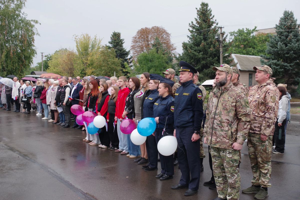 В Славяносербске прошел митинг в честь четвертой годовщины воссоединения с Россией В Славяносербске прошел митинг в честь четвертой годовщины воссоединения с Россией