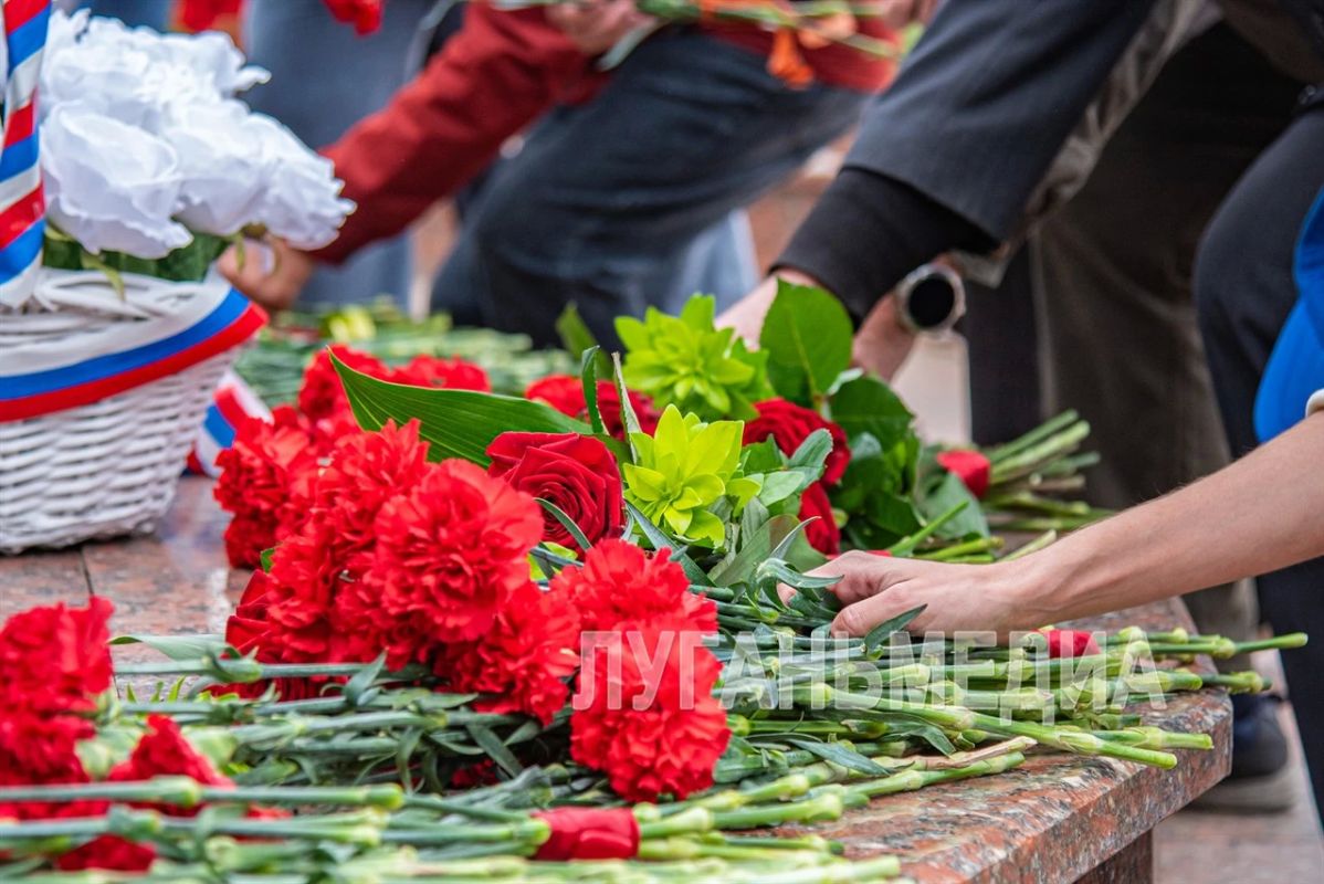 В Луганске прошла церемония возложения цветов к памятнику «Они отстояли Родину» В Луганске прошла церемония возложения цветов к памятнику «Они отстояли Родину»