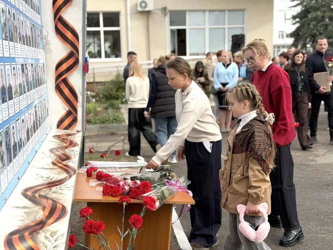 Сегодня, в День воссоединения новых регионов с Россией, на площади имени Ленина в Первомайске состоялась торжественная церемония открытия памятного стенда Сегодня, в День воссоединения новых регионов с Россией, на площади имени Ленина в Первомайске состоялась торжественная церемония открытия памятного стенда