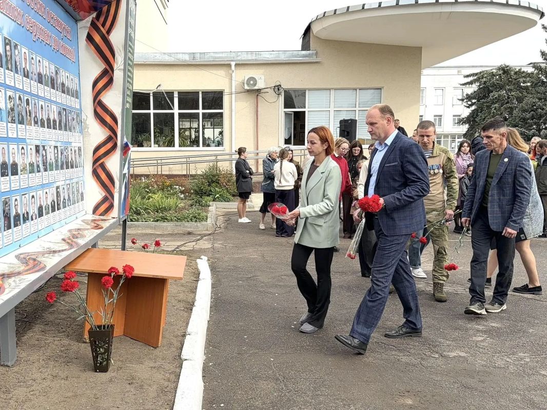 Сегодня, в День воссоединения новых регионов с Россией, на площади имени Ленина в Первомайске состоялась торжественная церемония открытия памятного стенда Сегодня, в День воссоединения новых регионов с Россией, на площади имени Ленина в Первомайске состоялась торжественная церемония открытия памятного стенда