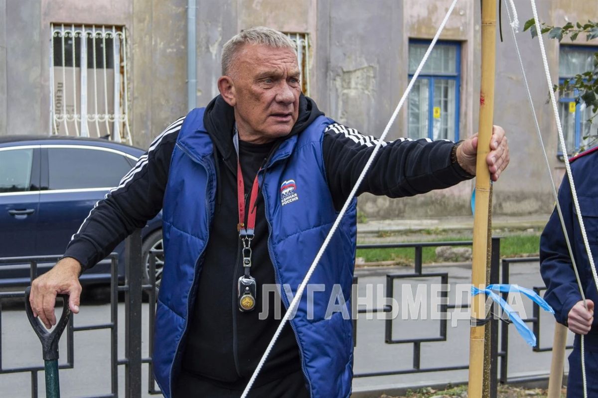 В Луганске заложили новую аллею в честь Дня воссоединения с Россией В Луганске заложили новую аллею в честь Дня воссоединения с Россией