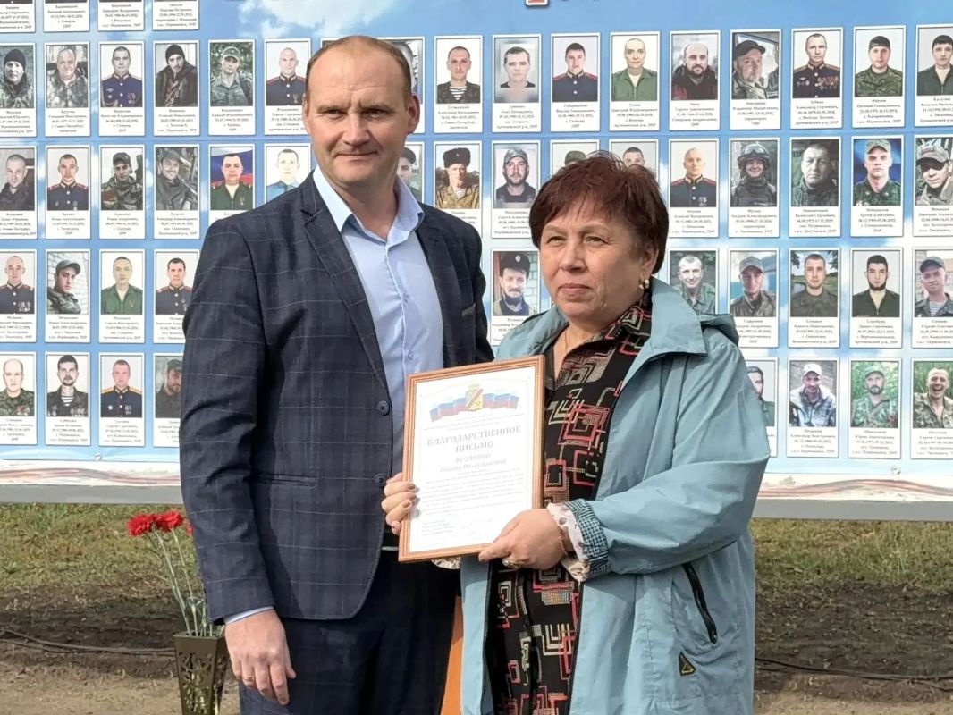 Сегодня, в День воссоединения новых регионов с Россией, на площади имени Ленина в Первомайске состоялась торжественная церемония открытия памятного стенда Сегодня, в День воссоединения новых регионов с Россией, на площади имени Ленина в Первомайске состоялась торжественная церемония открытия памятного стенда