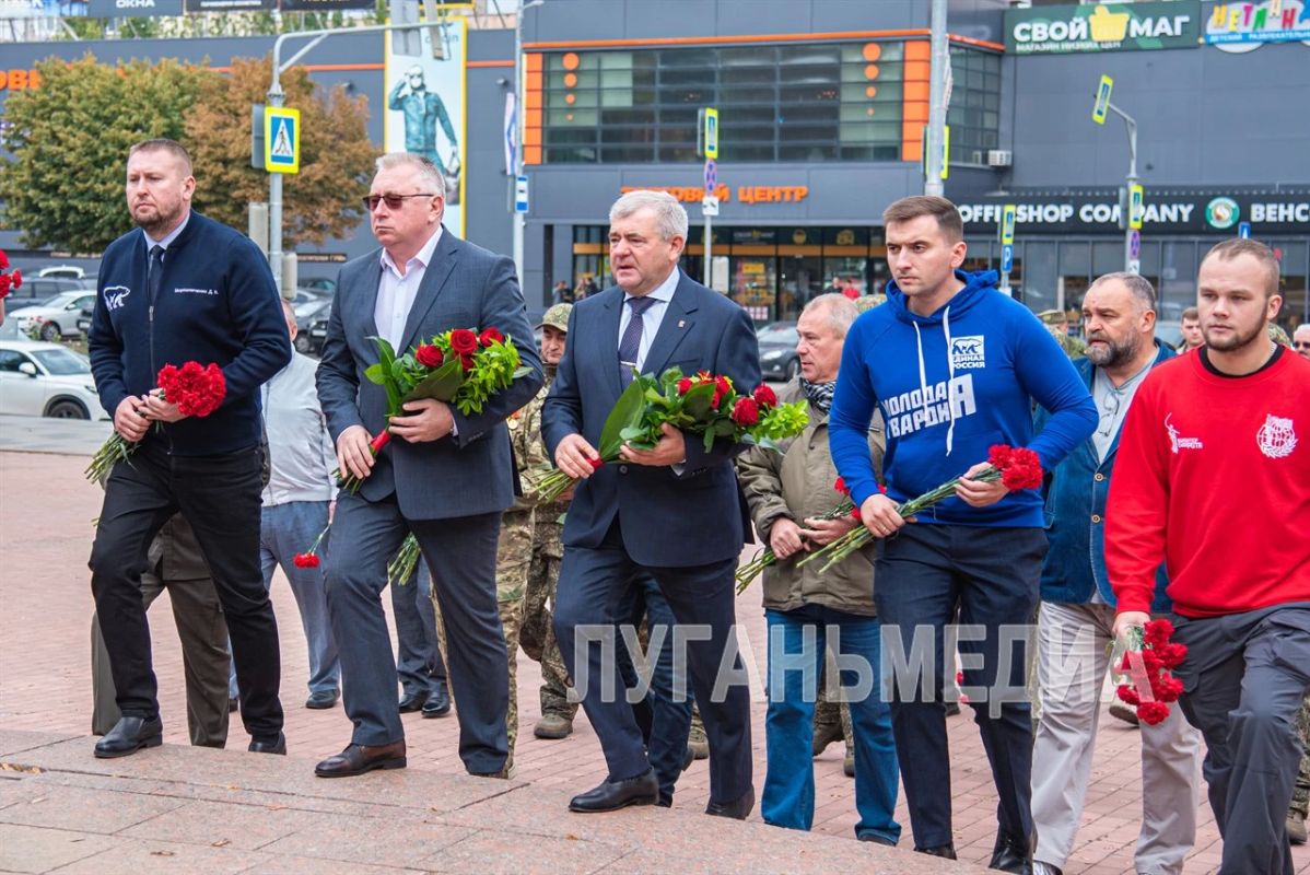 В Луганске прошла церемония возложения цветов к памятнику «Они отстояли Родину»