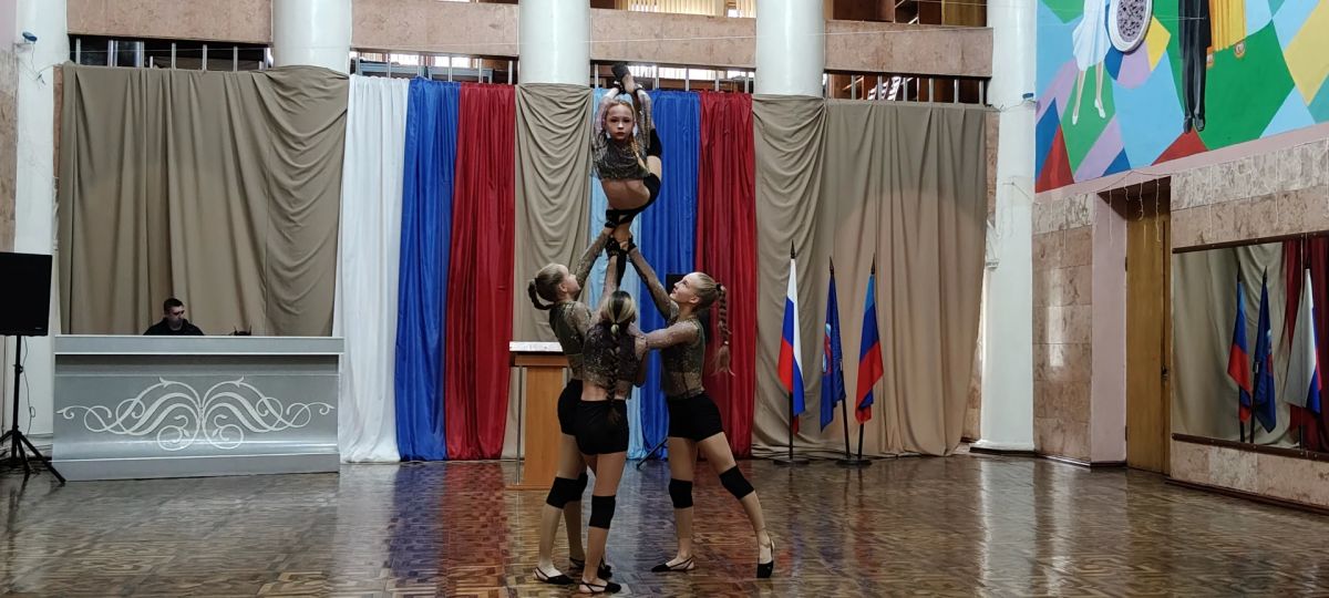 30 сентября в Молодогвардейском Дворце культуры «Юность» состоялась праздничная концертная программа «Важный день для каждого из нас!», посвящённая годовщине подписания в Кремле договоров о принятии новых территорий в состав... 30 сентября в Молодогвардейском Дворце культуры «Юность» состоялась праздничная концертная программа «Важный день для каждого из нас!», посвящённая годовщине подписания в Кремле договоров о принятии новых территорий в состав...