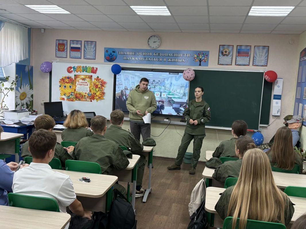 В Луганской школе № 20 имени А. В. Демехина стартовал второй сезон патриотического курса «Плечом к плечу» В Луганской школе № 20 имени А. В. Демехина стартовал второй сезон патриотического курса «Плечом к плечу»