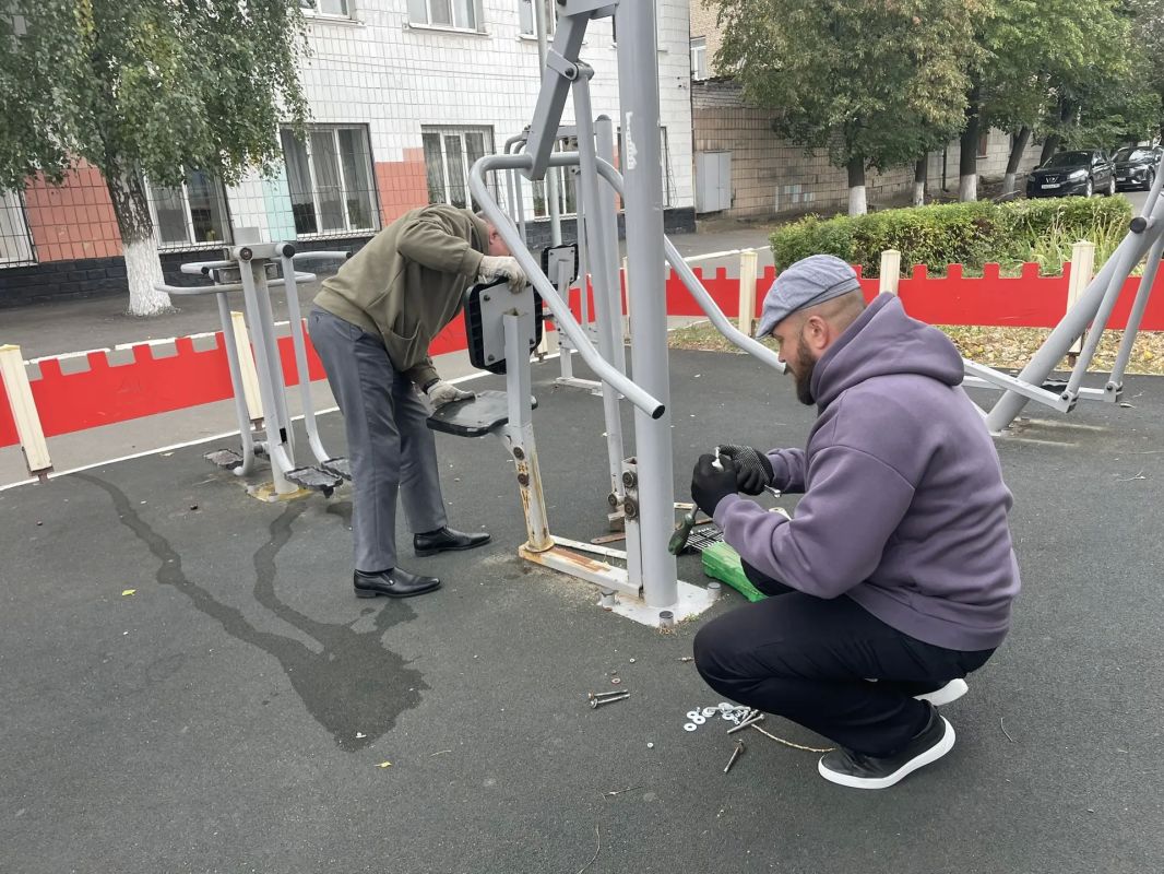 Сегодня Председатель Совета депутатов Джан Погодин-Новиков совместно с заместителем Совета депутатов Квачуком Сергеем провели работы по ремонту и восстановлению еще одного спортивного тренажера на площадке, расположенной на... Сегодня Председатель Совета депутатов Джан Погодин-Новиков совместно с заместителем Совета депутатов Квачуком Сергеем провели работы по ремонту и восстановлению еще одного спортивного тренажера на площадке, расположенной на...