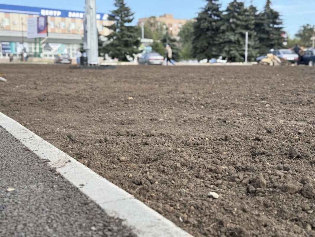 На автовокзальной площади г. Краснодона продолжаются работы по благоустройству На автовокзальной площади г. Краснодона продолжаются работы по благоустройству