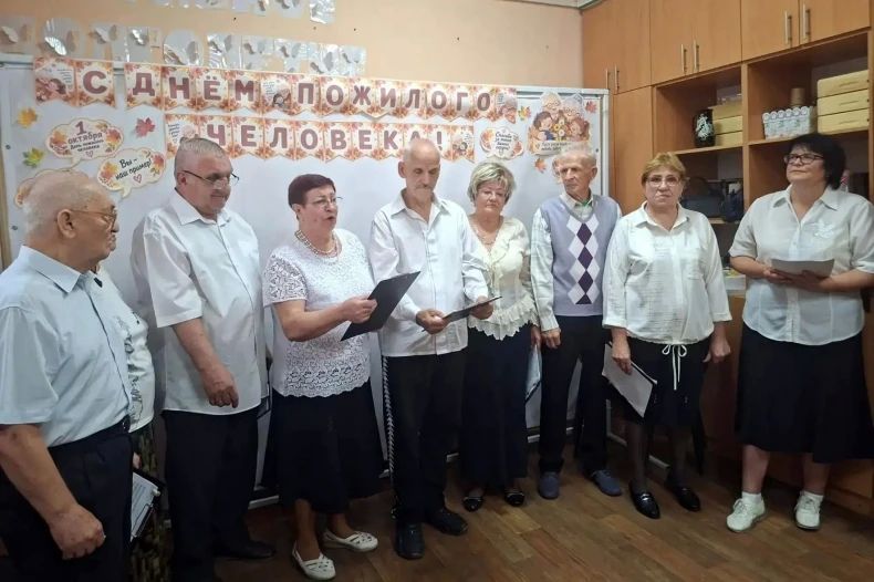 В Свердловском комплексном центре отметили День пожилого человека В Свердловском комплексном центре отметили День пожилого человека