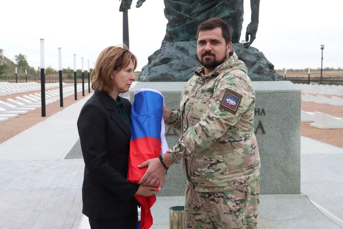 Частица Донбасса для всей России: в Луганске состоялась торжественная церемония передачи земли в рамках проекта «Земля памяти» Частица Донбасса для всей России: в Луганске состоялась торжественная церемония передачи земли в рамках проекта «Земля памяти»