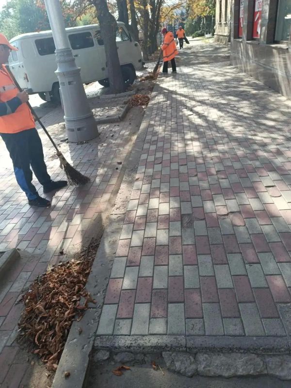 47 тонн смета и 17 километров разметки: будни дорожников Луганска