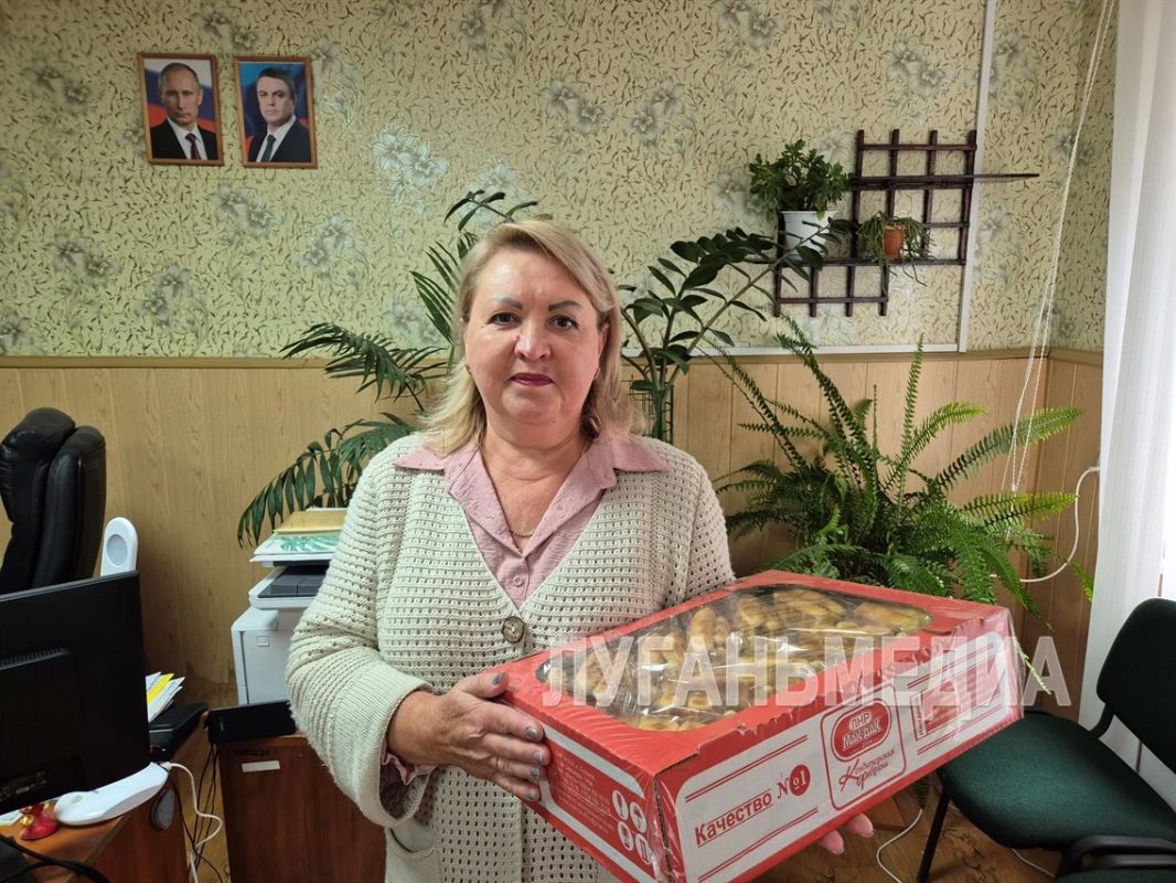 Работники Минцифры вручили подарки ко Дню пожилого человека подопечным дома-интерната в Ровеньках Работники Минцифры вручили подарки ко Дню пожилого человека подопечным дома-интерната в Ровеньках