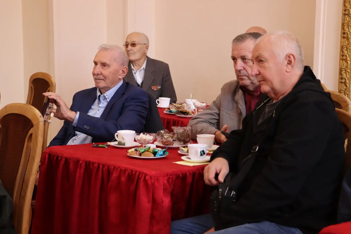«Осень жизни — золотая пора»: в Стаханове чествовали старшее поколение «Осень жизни — золотая пора»: в Стаханове чествовали старшее поколение