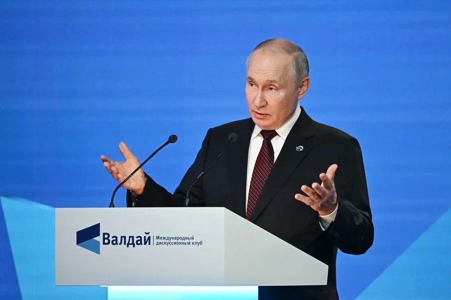 Президент России Владимир Путин выступает на пленарной сессии XXIII ежегодного заседания международного дискуссионного клуба «Валдай»