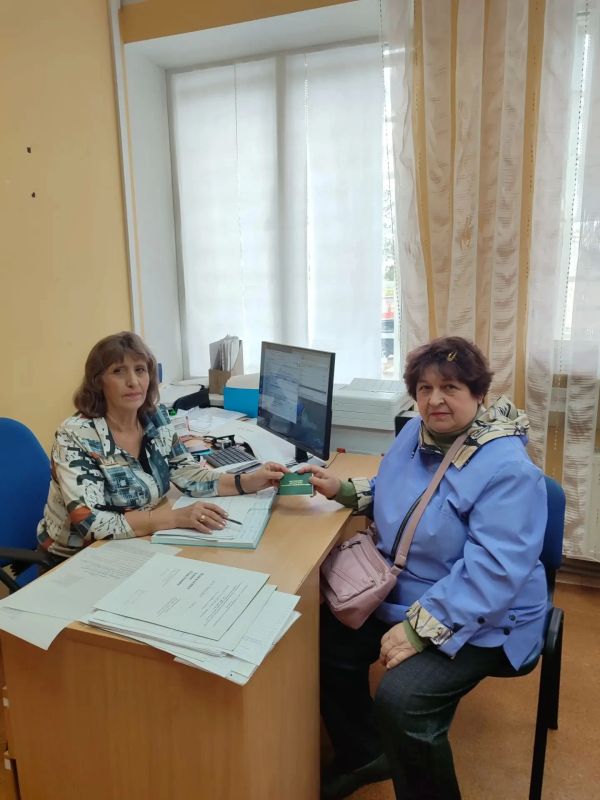 Филиал № 13 ГКУ ЛНР "РЦСЗН" в г. Красный Луч продолжает планомерную работу по оформлению и выдаче удостоверений «Ветеран труда» и «Ветеран труда Луганской Народной Республики»
