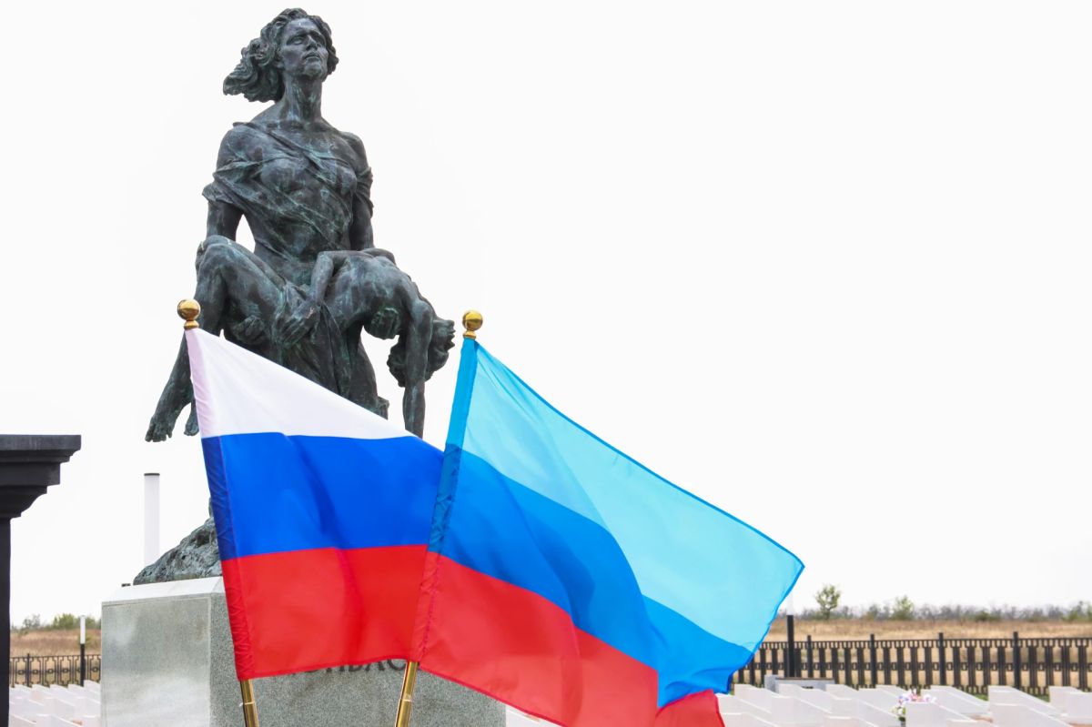 Частица Донбасса для всей России: в Луганске состоялась торжественная церемония передачи земли в рамках проекта «Земля памяти» Частица Донбасса для всей России: в Луганске состоялась торжественная церемония передачи земли в рамках проекта «Земля памяти»