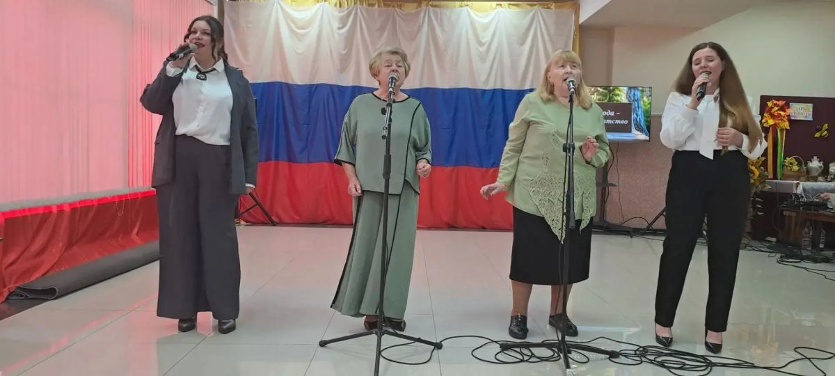 В Кременском районном дворце культуры прошел праздник ко Дню пожилых людей «Мои года – мое богатство» В Кременском районном дворце культуры прошел праздник ко Дню пожилых людей «Мои года – мое богатство»