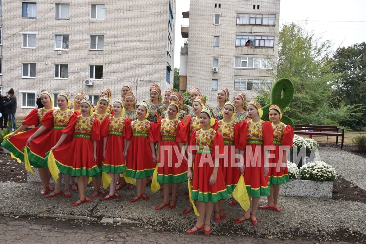 В Ровеньках открыли благоустроенную территорию детской школы искусств № 2 В Ровеньках открыли благоустроенную территорию детской школы искусств № 2