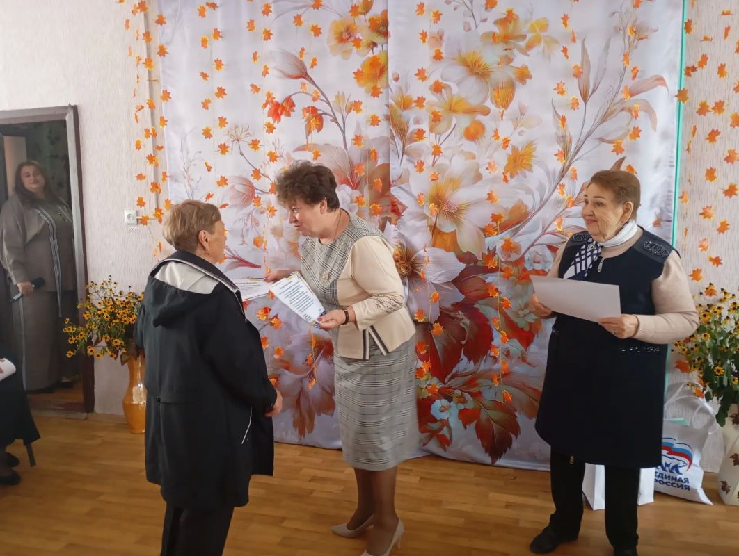 «Время золотого возраста»: в Стаханове поздравили слушателей Университета третьего возраста