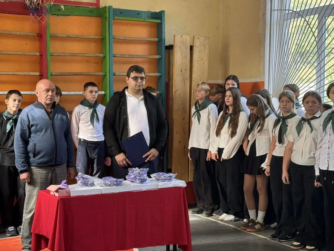 В Бугаевской Средней школе № 14 прошло одно из самых значимых и волнующих событий для старшеклассников и учеников среднего звена — торжественная церемония посвящения в пионеры Луганской Народной Республики В Бугаевской Средней школе № 14 прошло одно из самых значимых и волнующих событий для старшеклассников и учеников среднего звена — торжественная церемония посвящения в пионеры Луганской Народной Республики