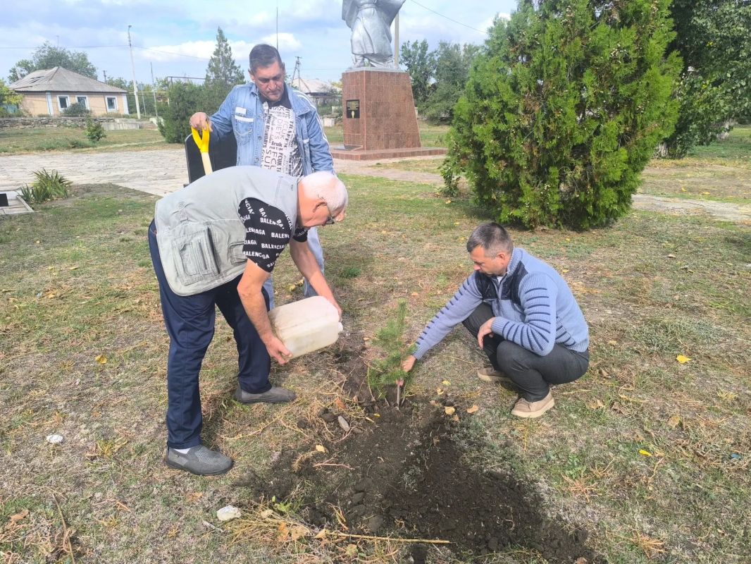 Сегодня советник Главы Администрации Станично-Луганского МО, начальник штаба СКО «Станица Луганская» Евгений Шпирко совместно с сотрудниками Администрации Станично-Луганского округа приняли участие в акции «Сохраним лес»... Сегодня советник Главы Администрации Станично-Луганского МО, начальник штаба СКО «Станица Луганская» Евгений Шпирко совместно с сотрудниками Администрации Станично-Луганского округа приняли участие в акции «Сохраним лес»...