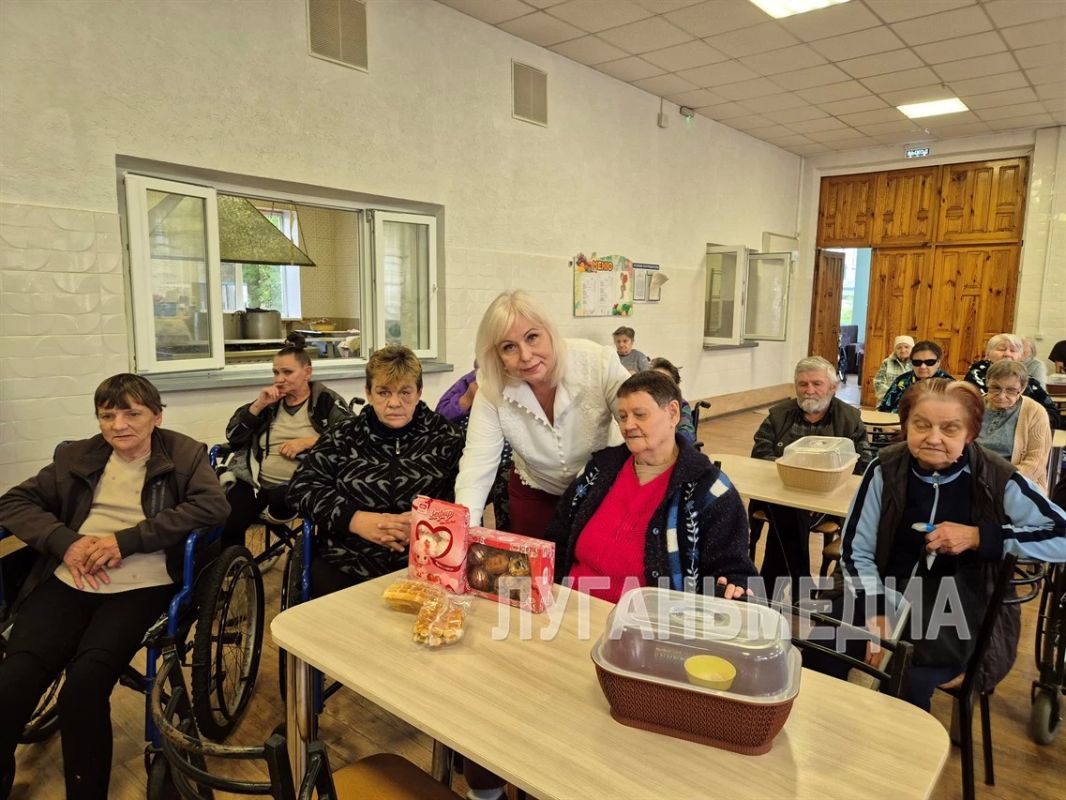 Работники Минцифры вручили подарки ко Дню пожилого человека подопечным дома-интерната в Ровеньках Работники Минцифры вручили подарки ко Дню пожилого человека подопечным дома-интерната в Ровеньках
