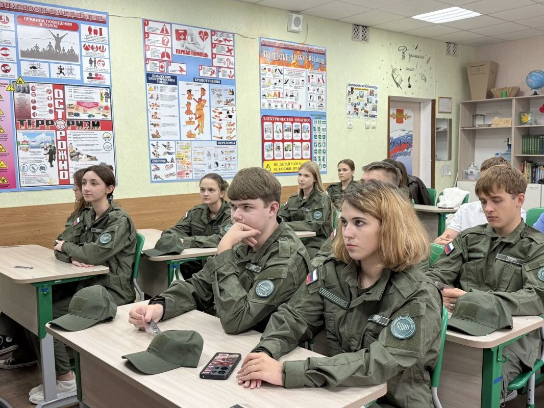 В Луганской школе № 20 имени А. В. Демехина стартовал второй сезон патриотического курса «Плечом к плечу» В Луганской школе № 20 имени А. В. Демехина стартовал второй сезон патриотического курса «Плечом к плечу»