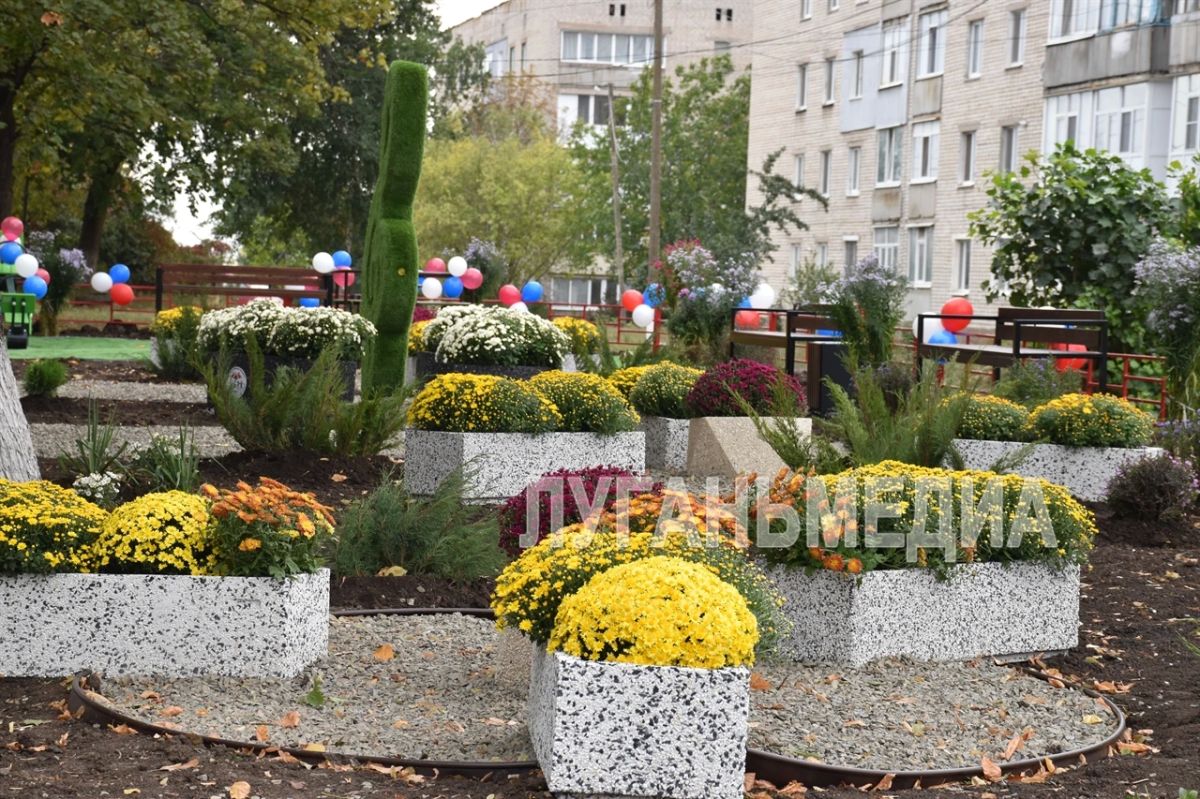 В Ровеньках открыли благоустроенную территорию детской школы искусств № 2