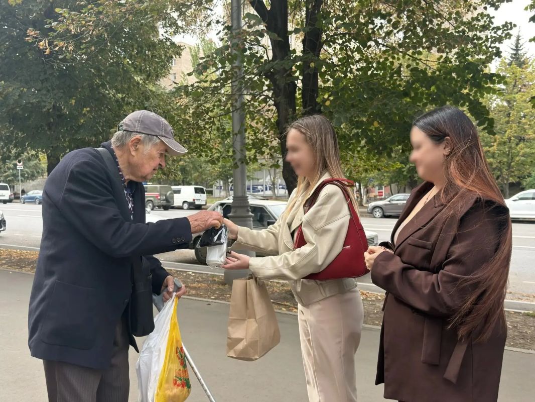 Сотрудники УФСИН России по ЛНР провели благотворительную акцию ко Дню пожилых людей Сотрудники УФСИН России по ЛНР провели благотворительную акцию ко Дню пожилых людей