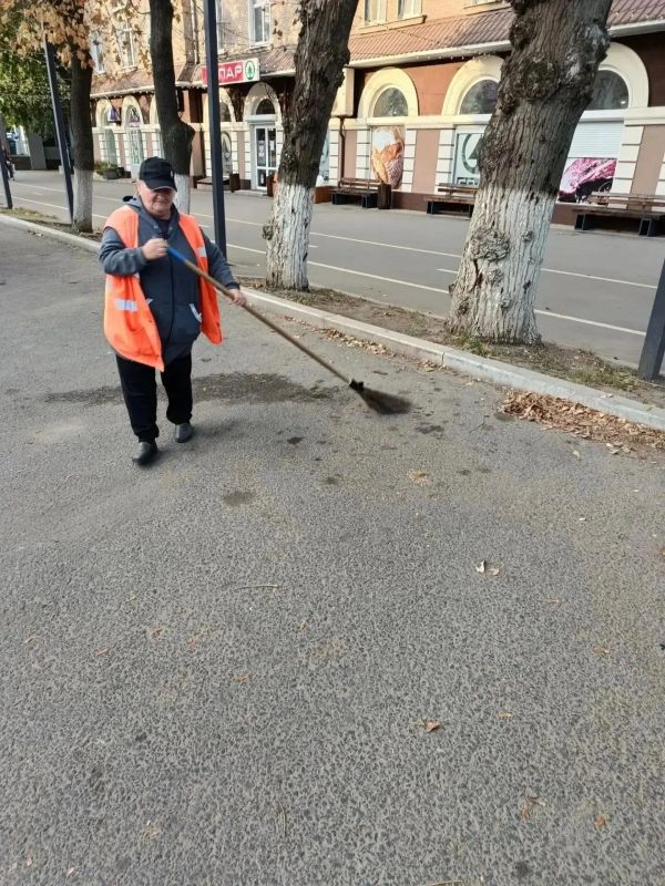 47 тонн смета и 17 километров разметки: будни дорожников Луганска 47 тонн смета и 17 километров разметки: будни дорожников Луганска