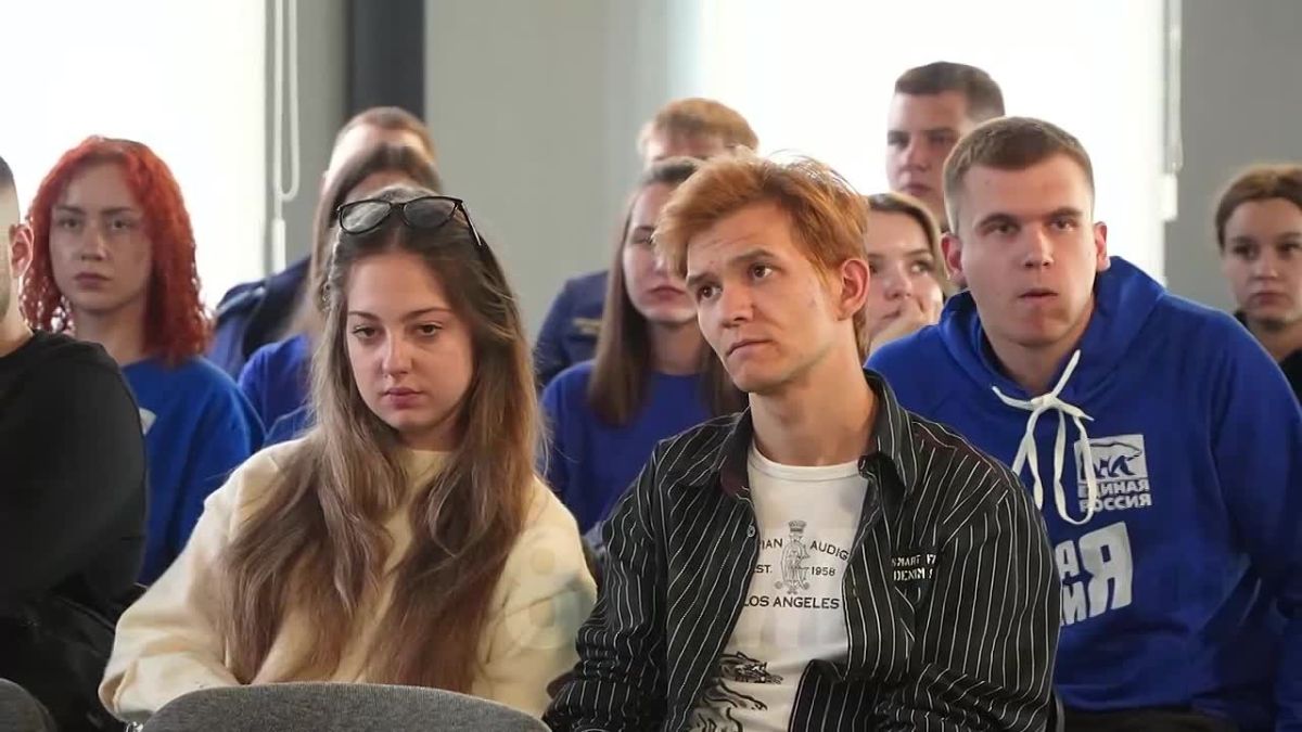 В ЛНР запустили проект «Равный — равному» где молодых активистов учат распознавать мошенников и вербовщиков