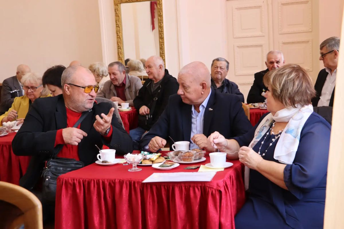 «Осень жизни — золотая пора»: в Стаханове чествовали старшее поколение «Осень жизни — золотая пора»: в Стаханове чествовали старшее поколение