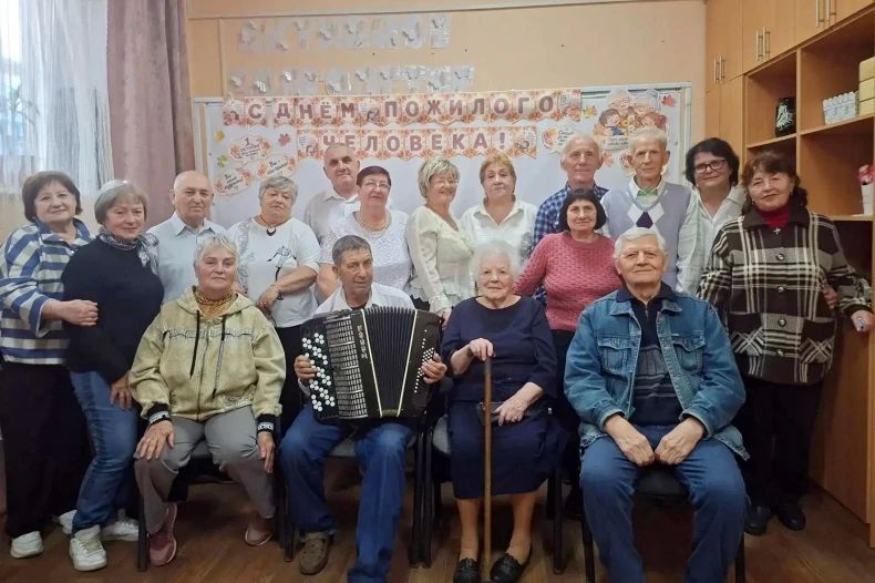 В Свердловском комплексном центре отметили День пожилого человека В Свердловском комплексном центре отметили День пожилого человека