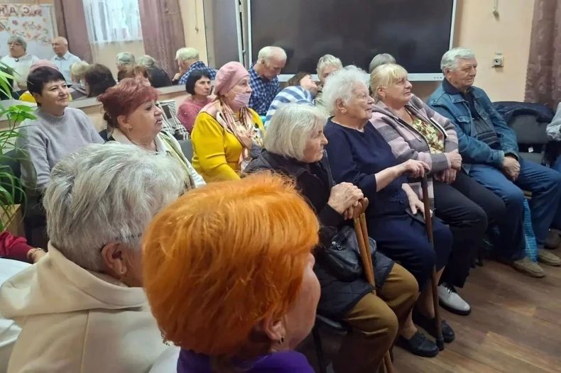 В Свердловском комплексном центре отметили День пожилого человека В Свердловском комплексном центре отметили День пожилого человека