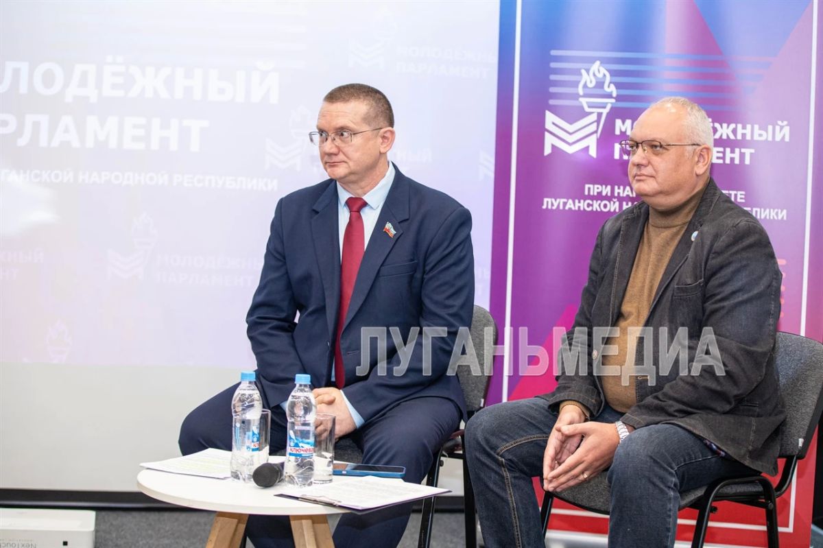 В Луганске прошел круглый стол, посвященный патриотическому воспитанию молодежи В Луганске прошел круглый стол, посвященный патриотическому воспитанию молодежи