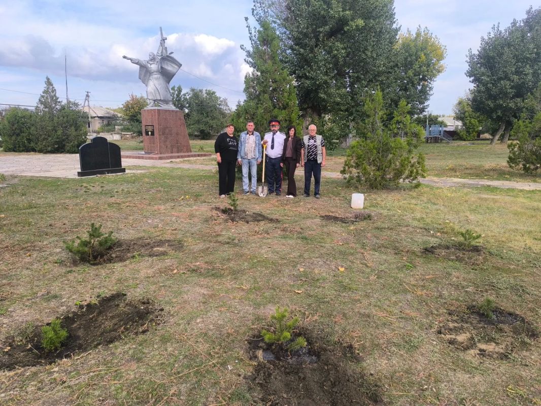 Сегодня советник Главы Администрации Станично-Луганского МО, начальник штаба СКО «Станица Луганская» Евгений Шпирко совместно с сотрудниками Администрации Станично-Луганского округа приняли участие в акции «Сохраним лес»...