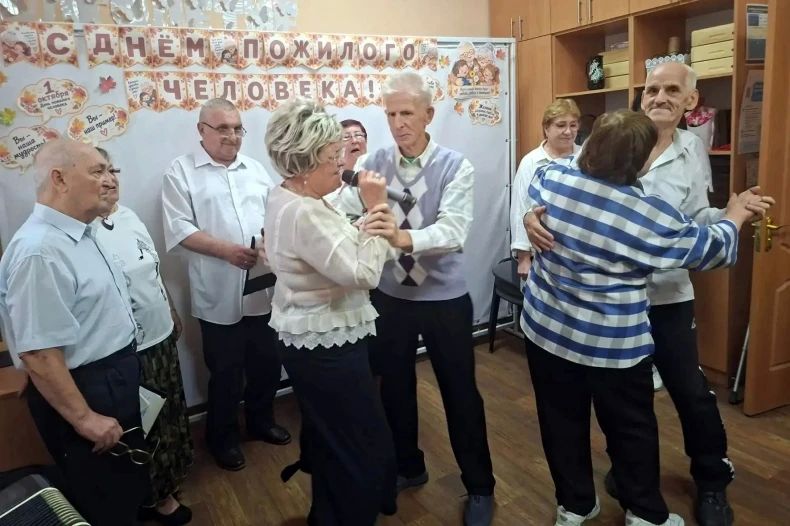 В Свердловском комплексном центре отметили День пожилого человека В Свердловском комплексном центре отметили День пожилого человека