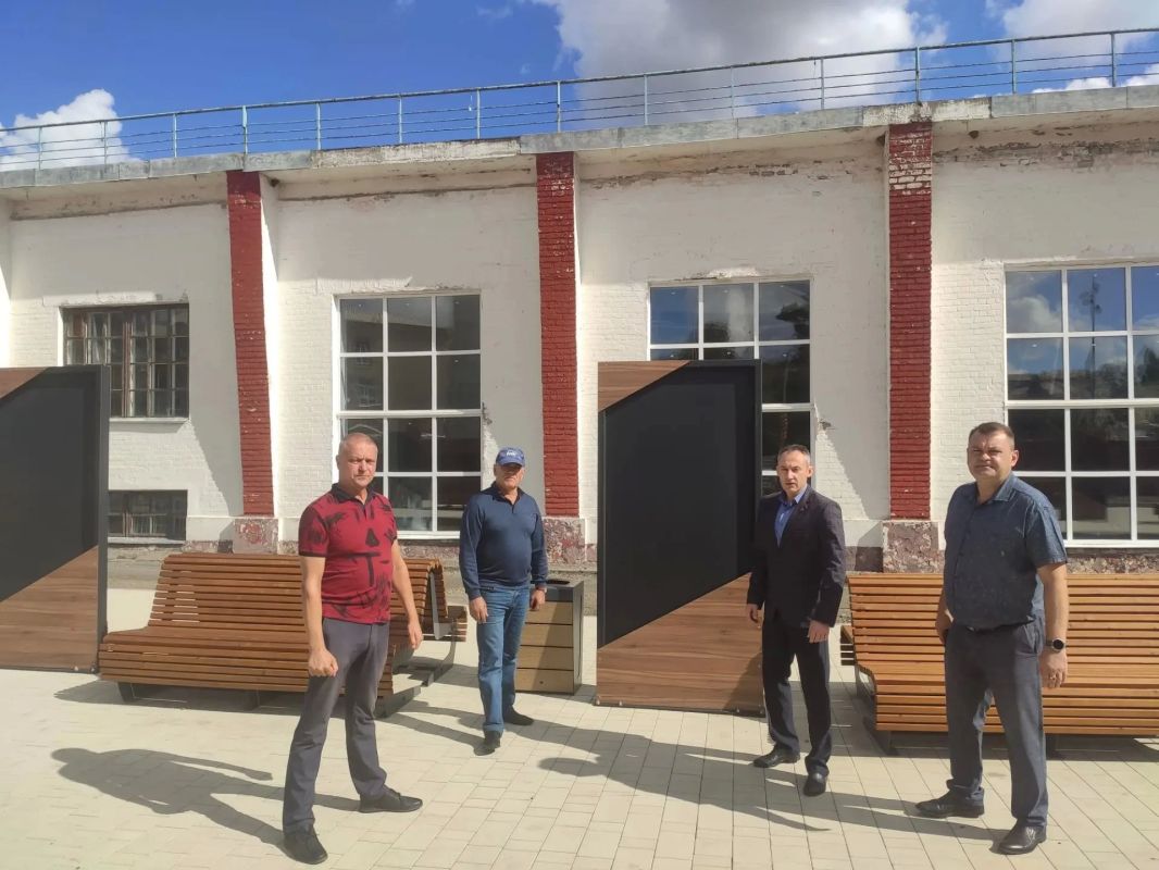 В Ровеньках продолжается благоустройство площади Коми по Народной программе Единой России В Ровеньках продолжается благоустройство площади Коми по Народной программе Единой России