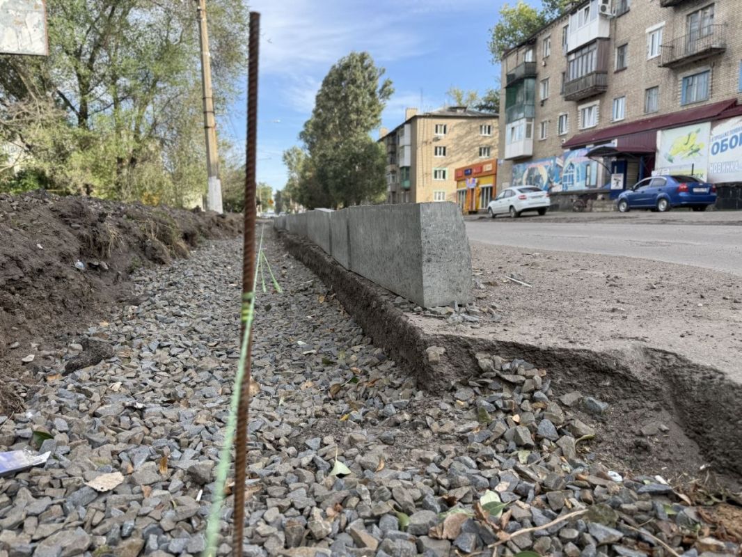 На улице Литвинова в Молодогвардейске продолжаются дорожные работы