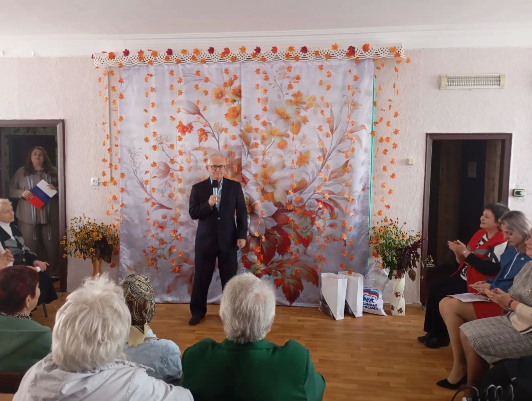«Время золотого возраста»: в Стаханове поздравили слушателей Университета третьего возраста «Время золотого возраста»: в Стаханове поздравили слушателей Университета третьего возраста