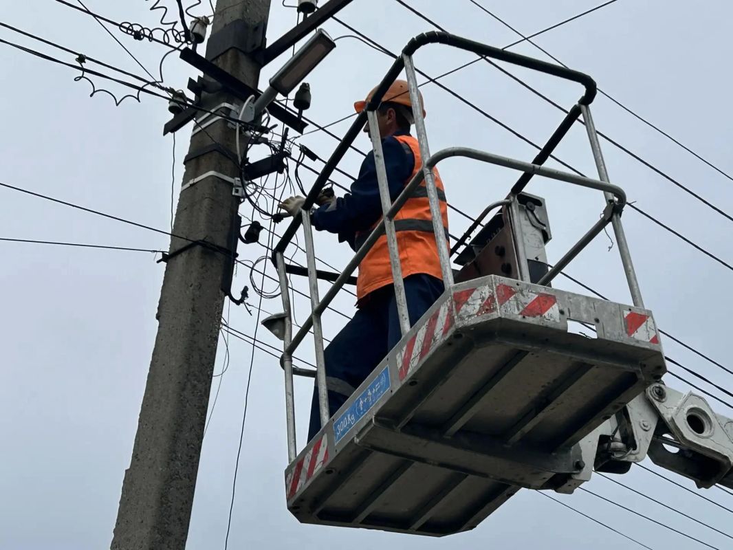 В Луганске по Народной программе восстанавливают освещение на улице Уральской В Луганске по Народной программе восстанавливают освещение на улице Уральской